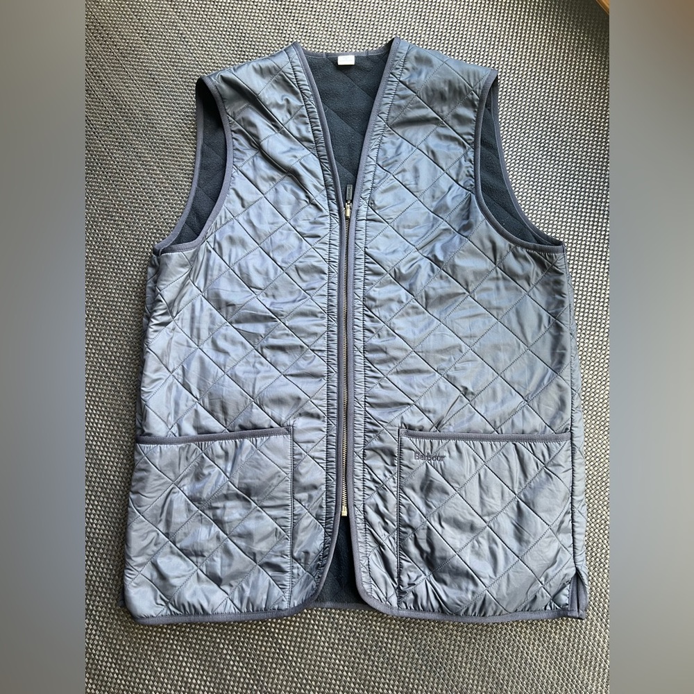 Barbour vest with zipper and inside pocket.  Men’s XL